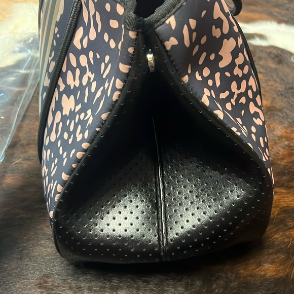 New Neoprene Expandable Tote with Detachable Zip Pouch Black, Gold, Leopard - Picture 10 of 16